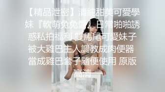 女友疯狂的吸舔我的鸡巴和蛋蛋