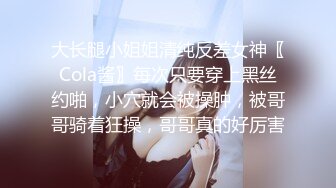 潜入公园女厕偷拍一个高跟制服少妇 不小心被发现了赶紧跑