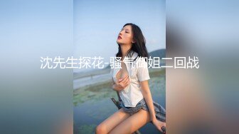 新来的妹子清纯粉嫩，逼逼好美洗干净了伺候小哥深喉大鸡巴，自己自慰骚穴让小哥草嘴，吃奶子压在身下爆草